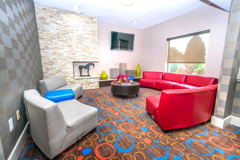 Econo & East I-10 Hotel 2*