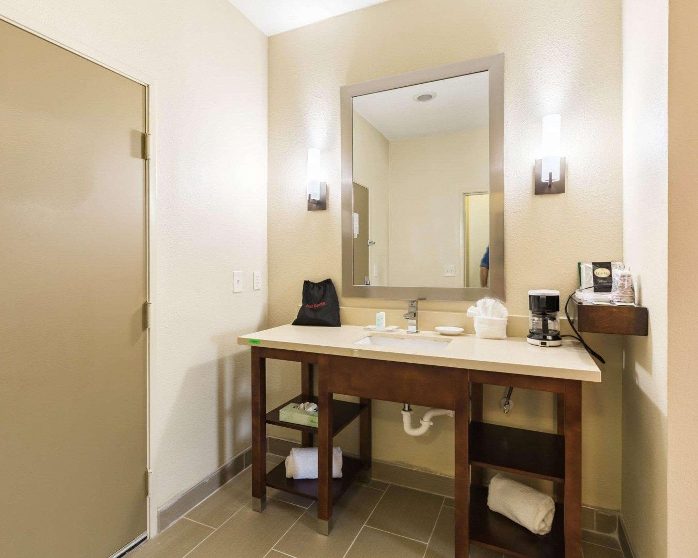 Econo Inn&suites East Houston