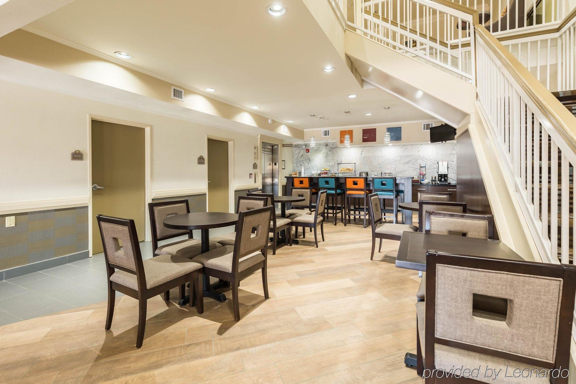 Econo & East I-10 Hotel 2*